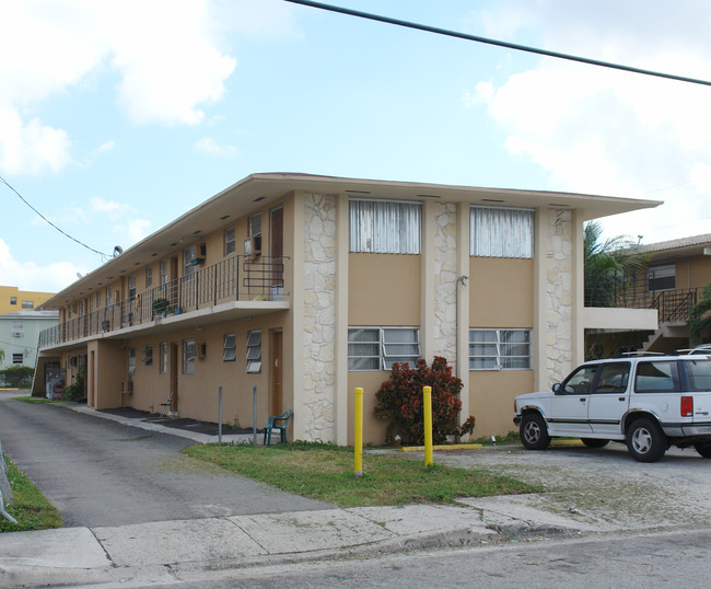 151 SW 18th Ave in Miami, FL - Foto de edificio - Building Photo