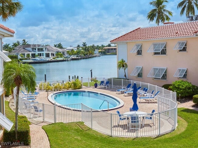 property at 3070 Gulf Shore Blvd N