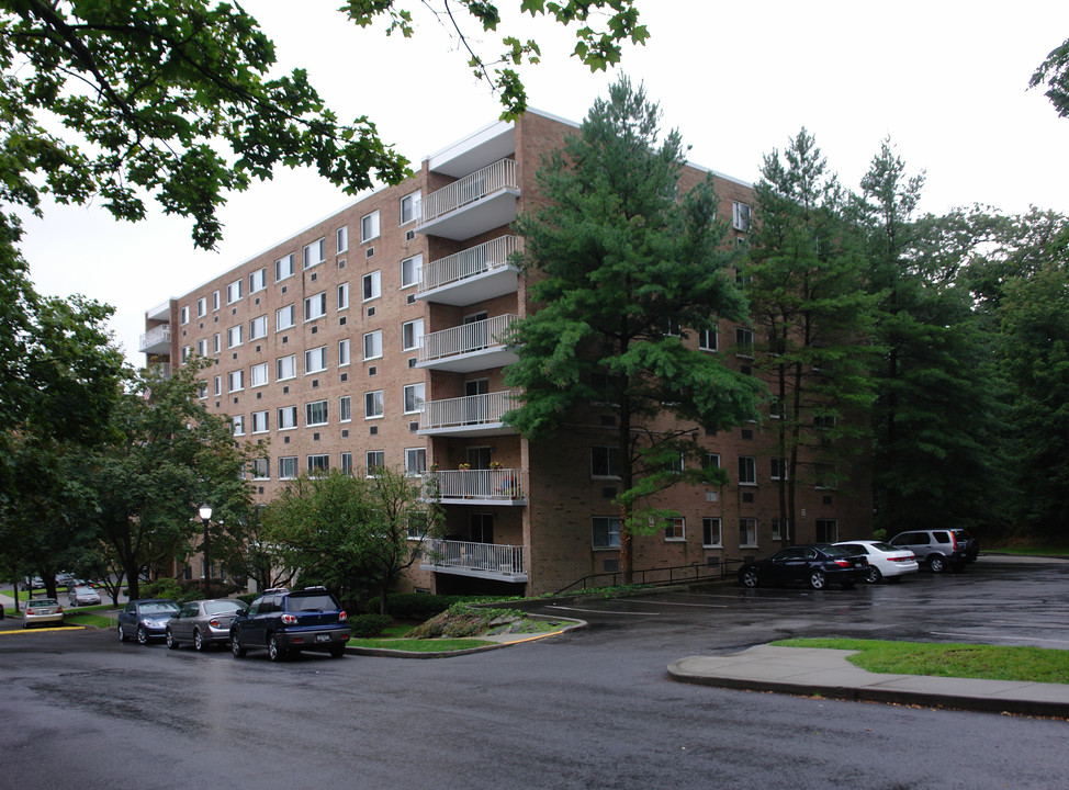 Halston House in Tarrytown, NY - Foto de edificio