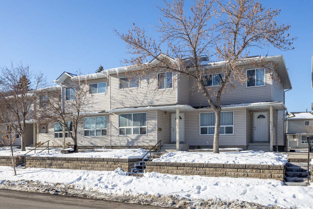 Erinwoods Terrace in Calgary, AB - Building Photo