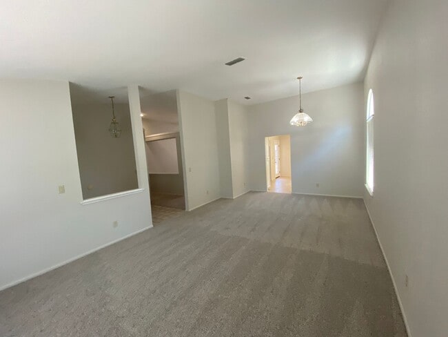 353 Marna Dr in Vacaville, CA - Building Photo - Building Photo