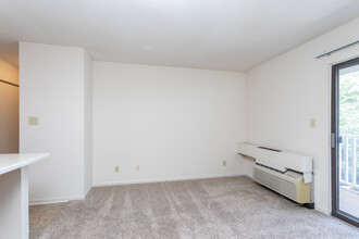 Pine Knoll Apartments in Raleigh, NC - Building Photo - Interior Photo