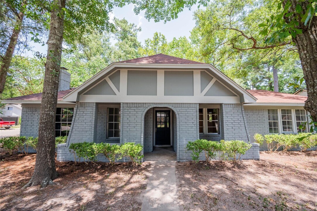 201 S Ridgeway Dr in Conroe, TX - Building Photo