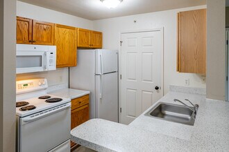 Stratford Place at Brownstown in Brownstown, MI - Foto de edificio - Interior Photo