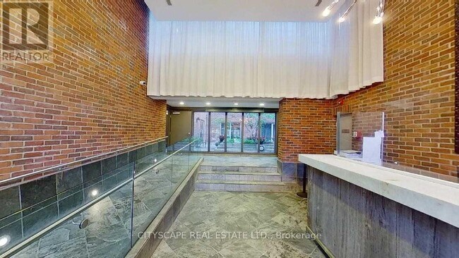 11-111 St Joseph St in Toronto, ON - Building Photo - Building Photo