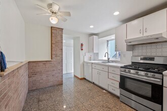 228 GEORGE Rd in Edgewater, NJ - Building Photo - Building Photo
