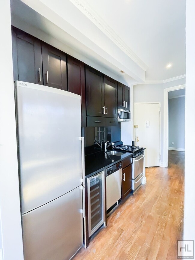 Leroy Street in New York, NY - Building Photo - Building Photo