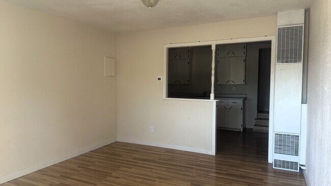 312 SE Front St in Oakland, OR - Foto de edificio - Building Photo