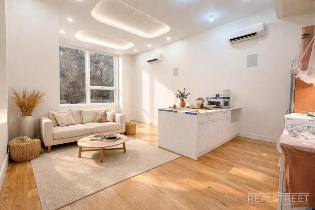 Apartments like this are why people move to Williamsburg. in Brooklyn, NY - Foto de edificio - Building Photo