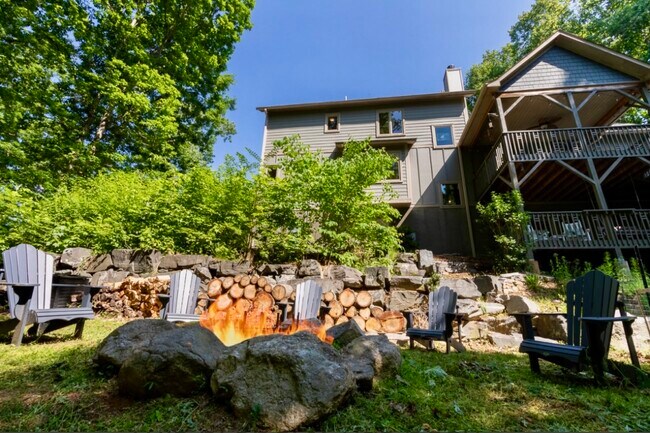 109 Blackberry Ln in Fairview, NC - Building Photo - Building Photo
