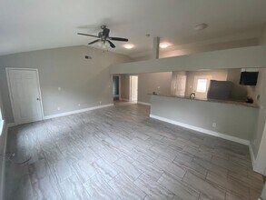 525 Thompson St in Irving, TX - Building Photo - Building Photo