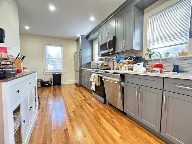18 Beechcroft St, Unit 1 in Boston, MA - Foto de edificio - Building Photo