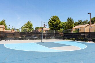 Granada Villas in Lancaster, CA - Foto de edificio - Building Photo