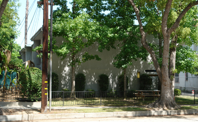 570 N Madison Ave in Pasadena, CA - Building Photo - Building Photo