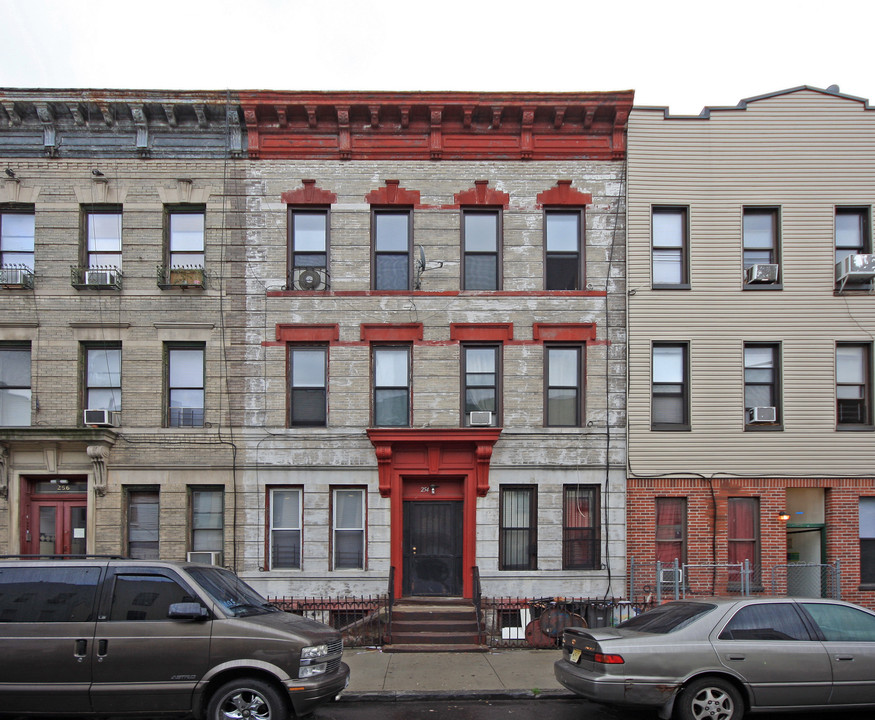 254 Melrose St in Brooklyn, NY - Building Photo