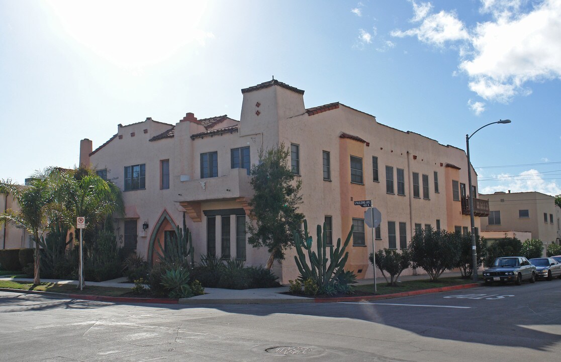 465 N Spaulding Ave in Los Angeles, CA - Foto de edificio