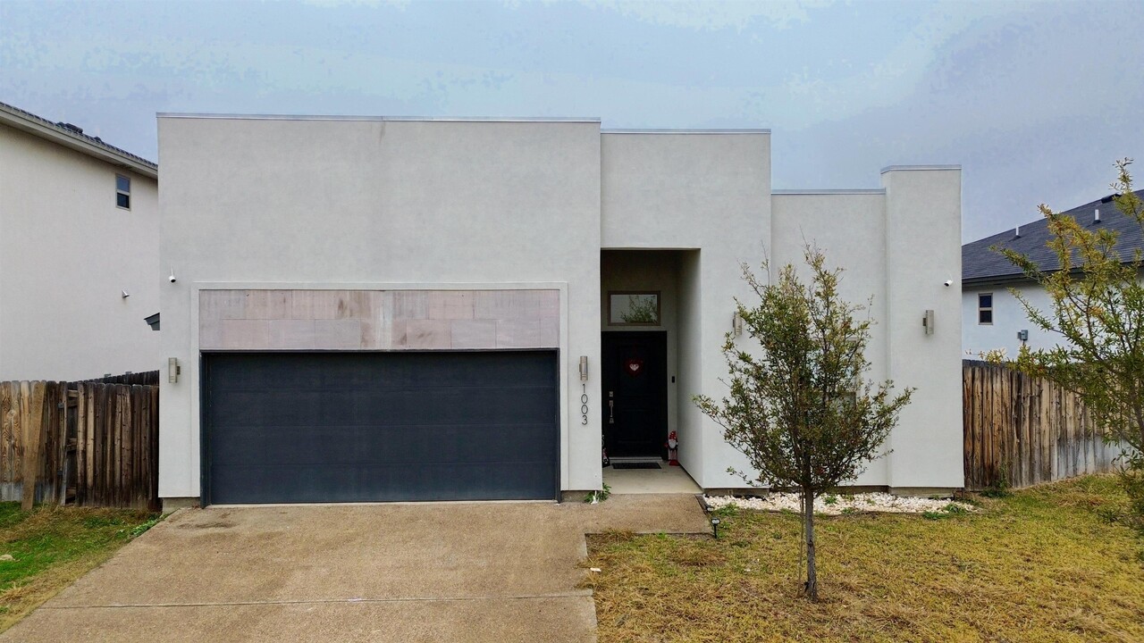 1003 La Muralla St in Laredo, TX - Building Photo