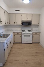 47301 Delaire Landing Rd, Unit 301 in Philadelphia, PA - Building Photo - Building Photo