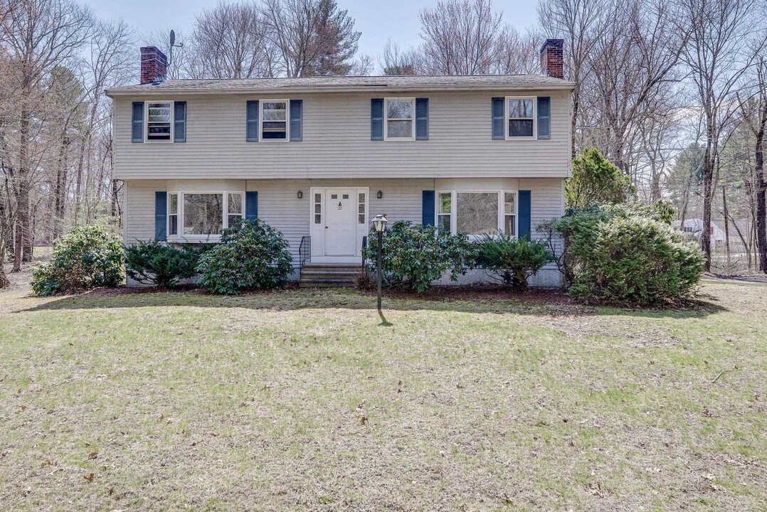 22 Circle Dr in Litchfield, NH - Building Photo