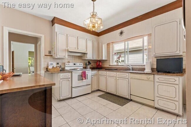 38 George St, Unit #2 in Medford, MA - Building Photo - Building Photo