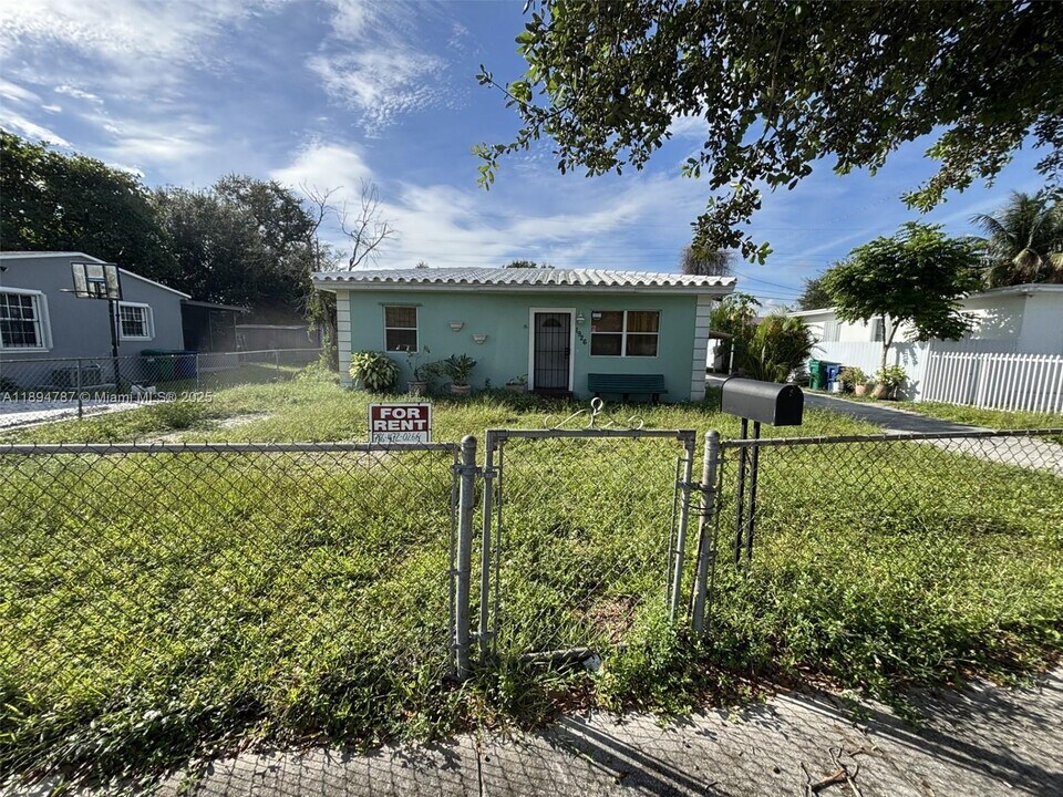 1926 NW 84th St in Miami, FL - Building Photo