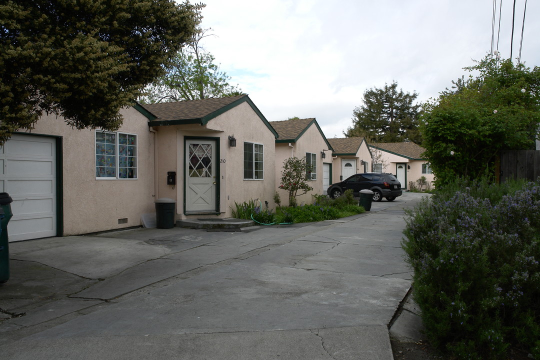 210-224 Lexington Ave in Redwood City, CA - Building Photo