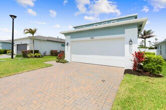 11861 SW Lyra Dr. in Port St. Lucie, FL - Foto de edificio - Building Photo