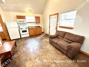 573 TX-97 in Floresville, TX - Building Photo - Building Photo