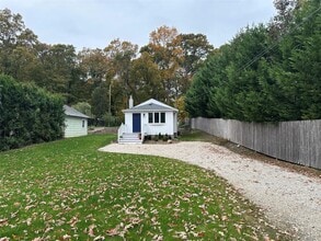 33 Goldenrod Ave in Northport, NY - Building Photo - Building Photo