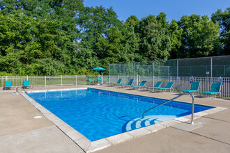 Burgundy Hills Apartments in Burlington, KY - Foto de edificio - Building Photo