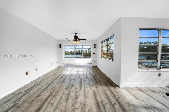 285 NE 191st St in Miami, FL - Foto de edificio - Building Photo