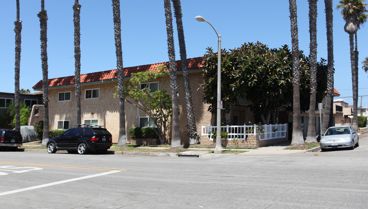 1303 WALNUT Ave in Huntington Beach, CA - Building Photo