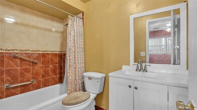 5041 W Oakland Park Blvd in Lauderdale Lakes, FL - Building Photo - Building Photo