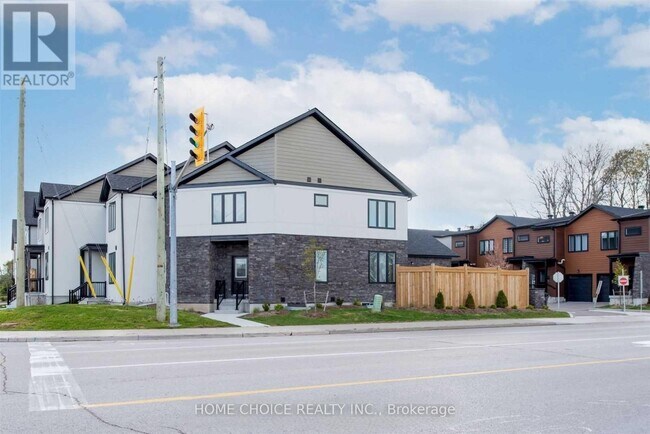 27 Stonehart Ln in Barrie, ON - Building Photo - Building Photo