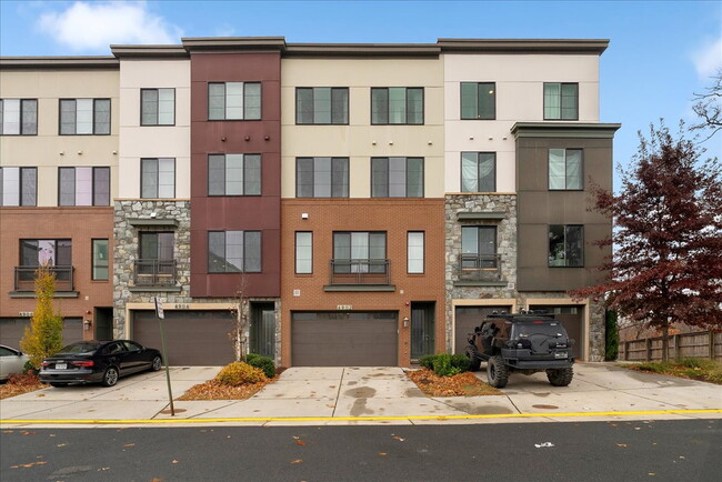 4902 Trail Vista Ln in Chantilly, VA - Foto de edificio - Building Photo