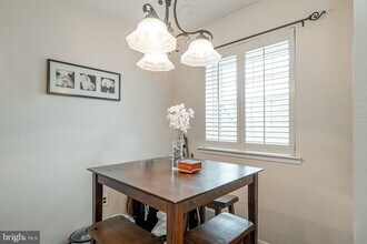 1906 Valley Dr in West Chester, PA - Foto de edificio - Building Photo