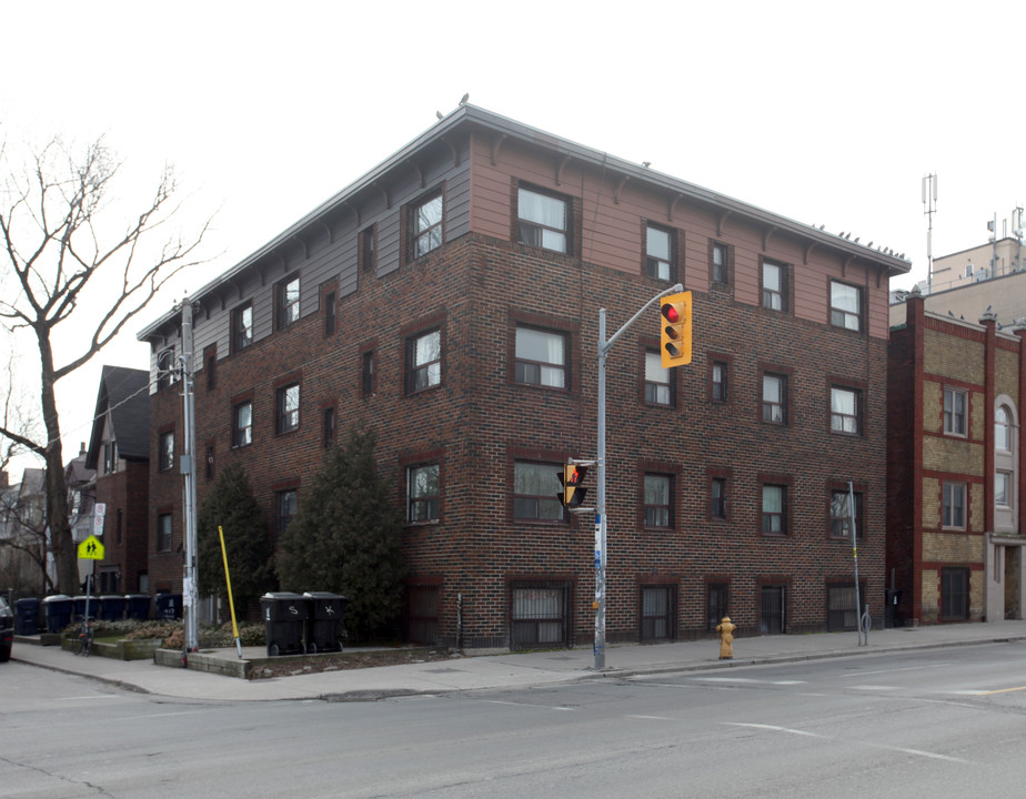 496 Montrose Ave in Toronto, ON - Building Photo