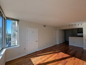 555 Massachusetts Ave NW, Unit #907 in Washington, DC - Foto de edificio - Building Photo