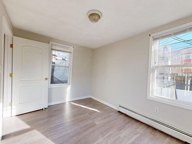 329 Paris St in Boston, MA - Foto de edificio - Building Photo