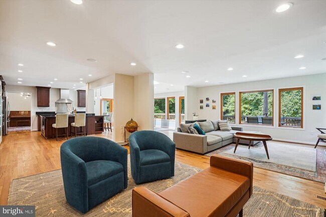 10408 Hunter Ridge Dr in Oakton, VA - Building Photo - Building Photo