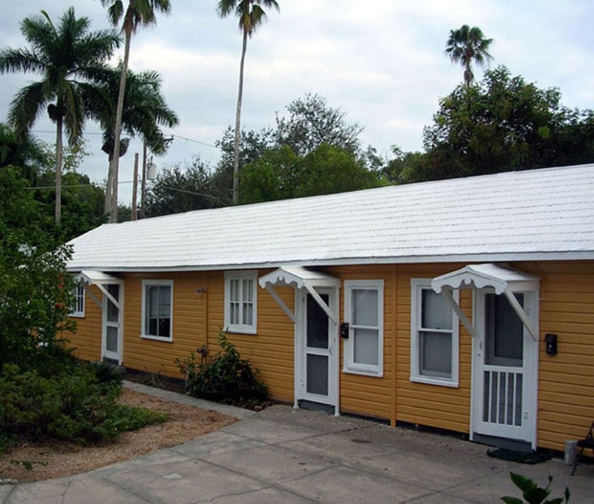 1606 Hough St in Ft. Myers, FL - Foto de edificio