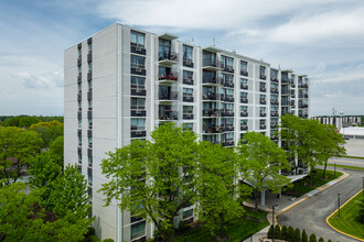 Golf Towers in Des Plaines, IL - Building Photo - Building Photo