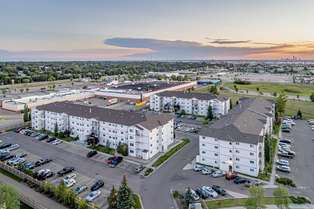 Stonebridge on Bothwell Drive in Strathcona County, AB - Building Photo