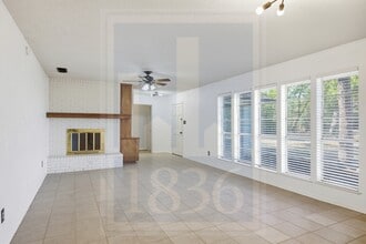 609 Carlos G Parker Blvd NW in Taylor, TX - Building Photo - Building Photo