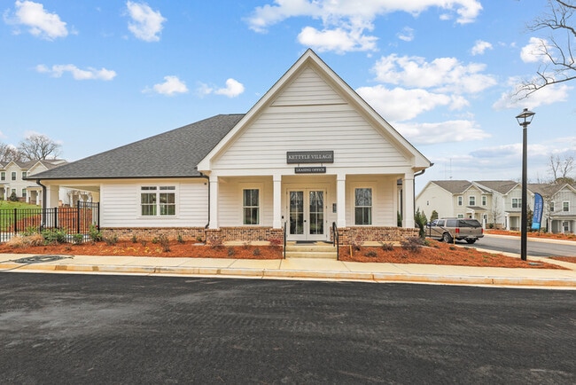 Covey Homes Newnan Village in Newnan, GA - Foto de edificio - Building Photo