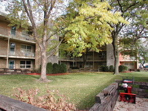 Forest Glen Apartments in La Grange Park, IL - Building Photo - Building Photo