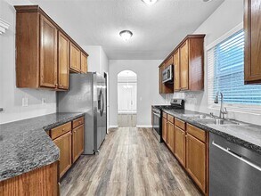 10006 Wood Leaf Ct in Baytown, TX - Building Photo - Building Photo