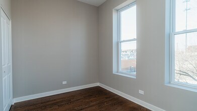 2400 S Troy St in Chicago, IL - Building Photo - Building Photo