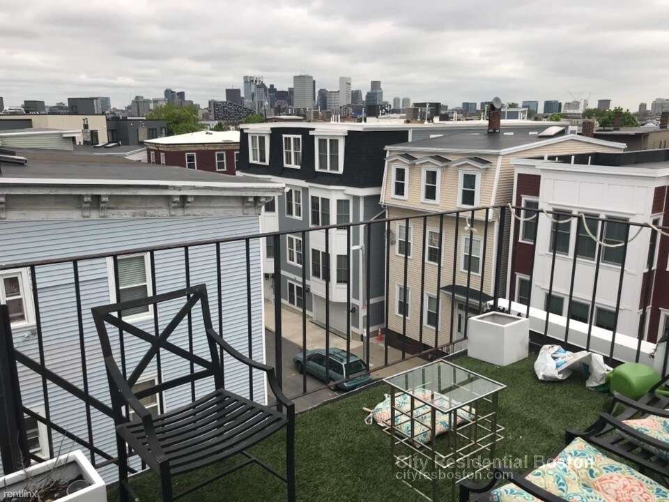 1 Glover Ct in Boston, MA - Building Photo