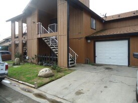 1917-1919 W Whitendale Ave in Visalia, CA - Building Photo
